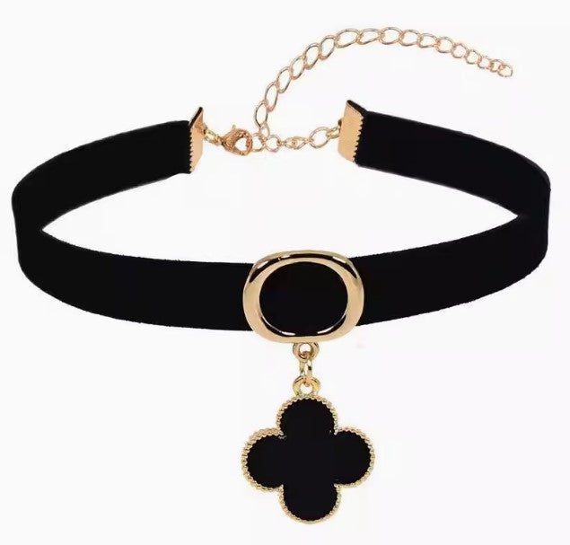 Elegante collana di girocollo nero e oro