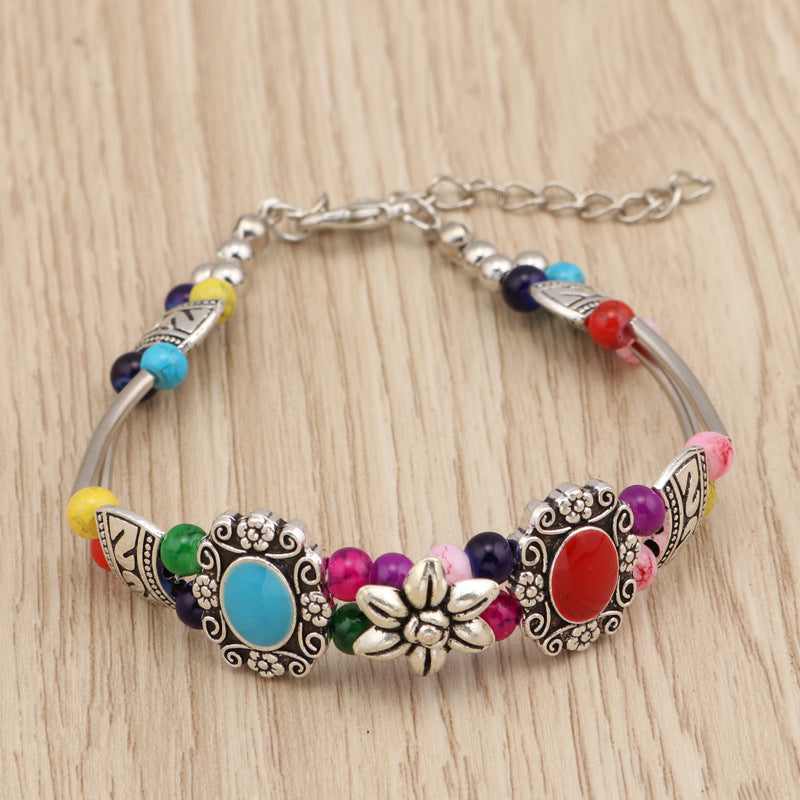 Pulseira de metal com contas florais