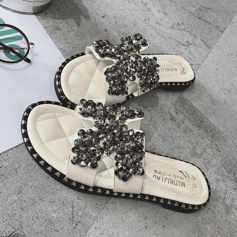 Sandal trim stud mutiara bertatahkan